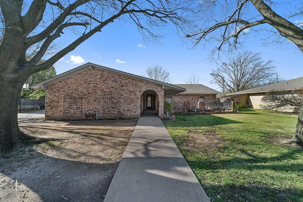 2004 Oneal St, Gainesville, TX 76240 - photo 1