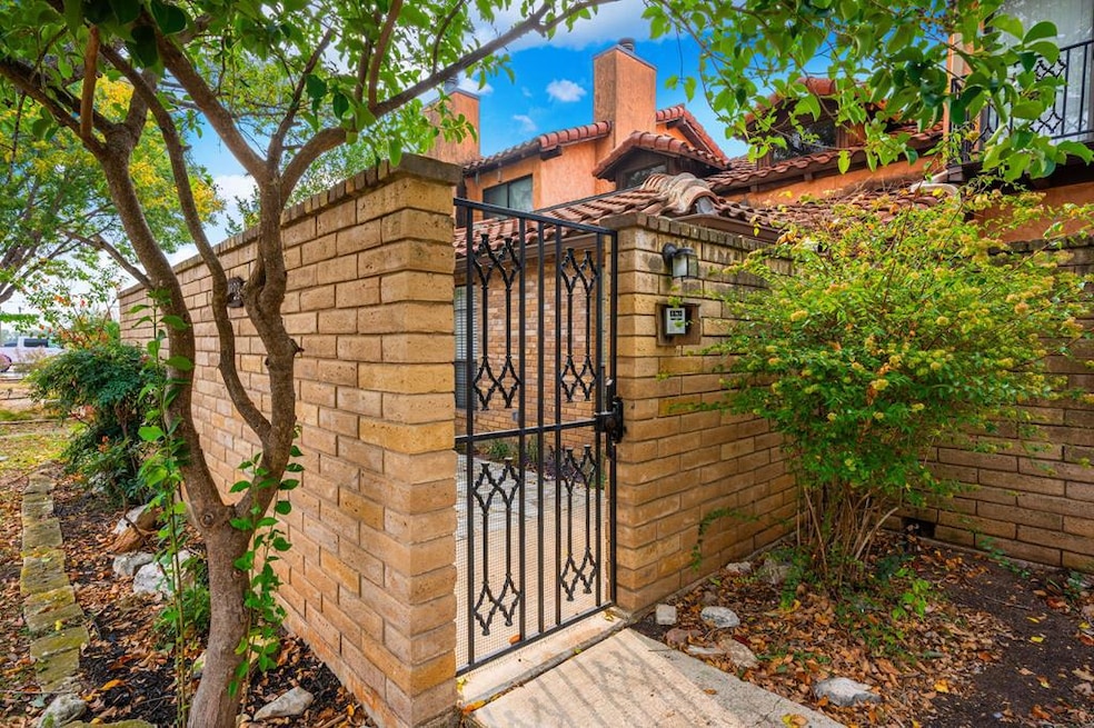 1123 Lois St, Kerrville, TX 78028 - photo 1