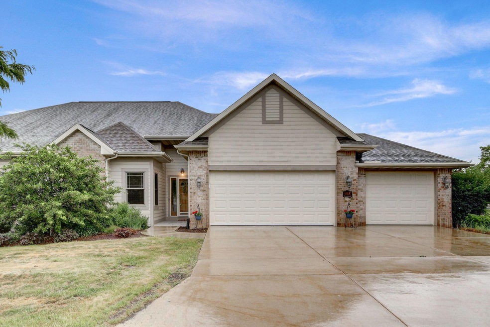 Ranch w/3 ca garage