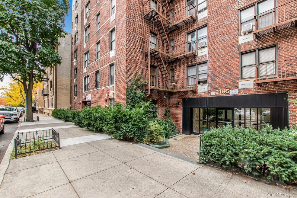 Glendale Garden unit 4B, Bronx, NY 10462 - photo 1