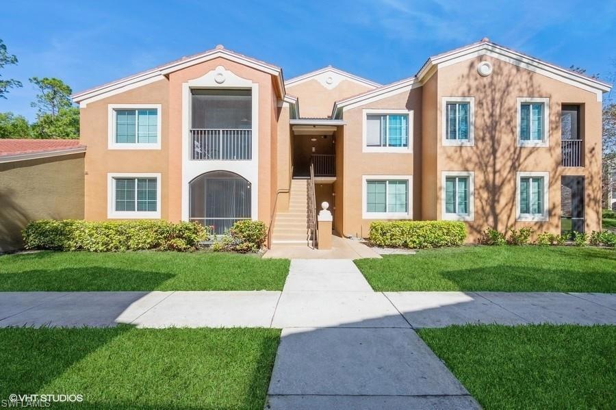 View of front facade featuring a front lawn