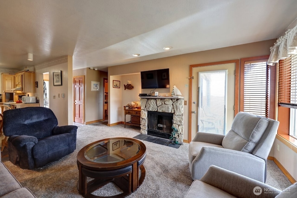 210 26th St NW unit 203/4, Long Beach, WA 98631 - photo 1