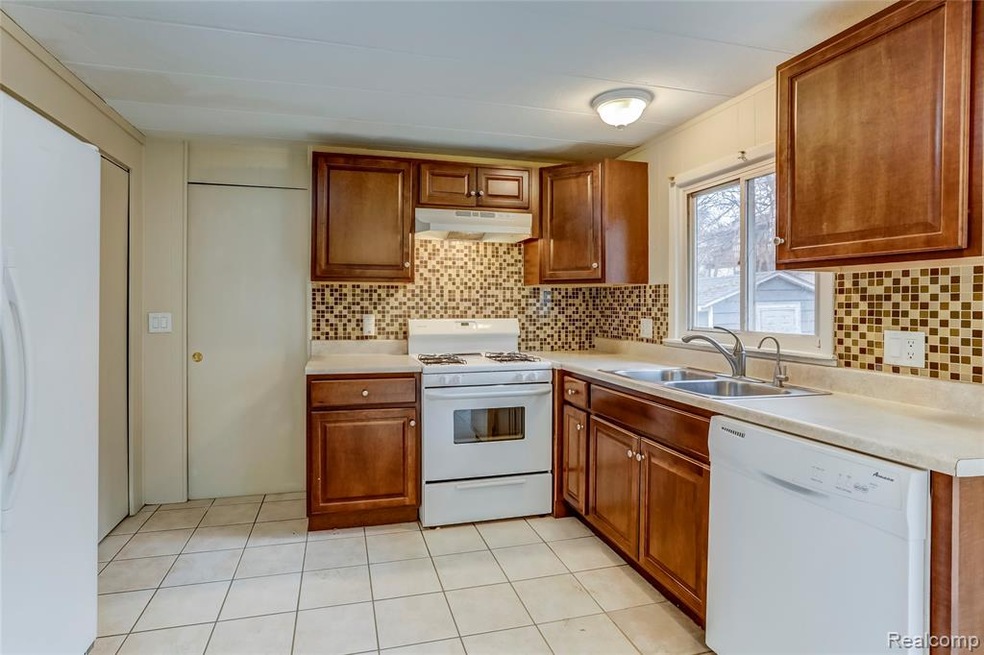 6656 Dandison Blvd, West Bloomfield, MI 48324 - photo 1