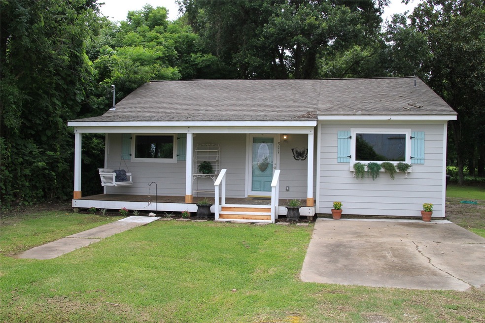 311 N Lee St, Alvin, TX 77511 - photo 1