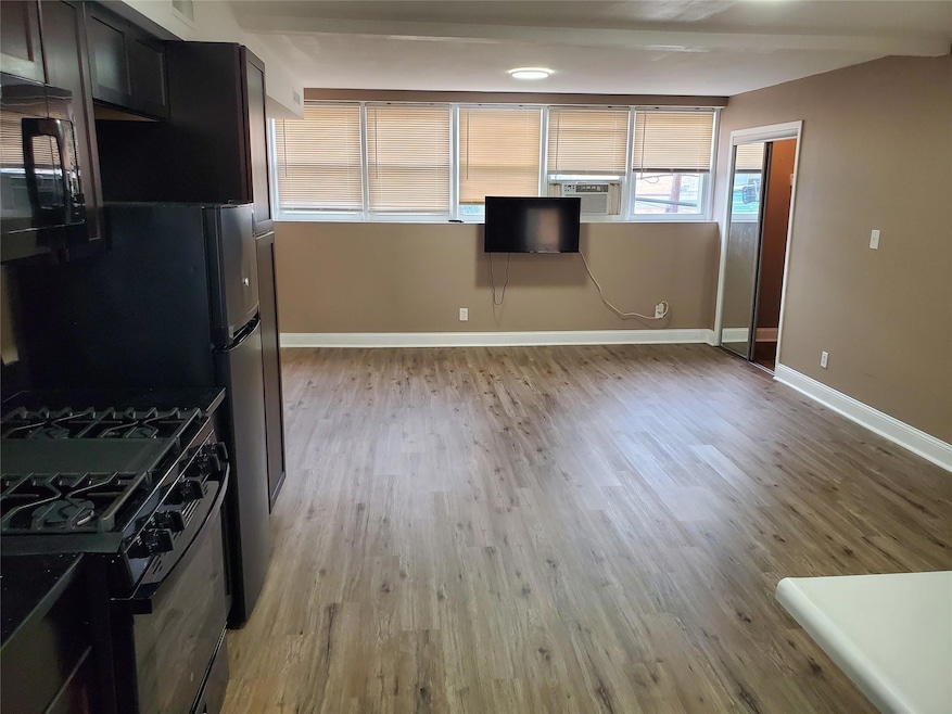 524 Merrick Rd unit 2nd Fl, Lynbrook, NY 11563 - photo 1