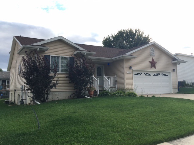 1232 Ingersoll Rd, Waterloo, IA 50701 - photo 1