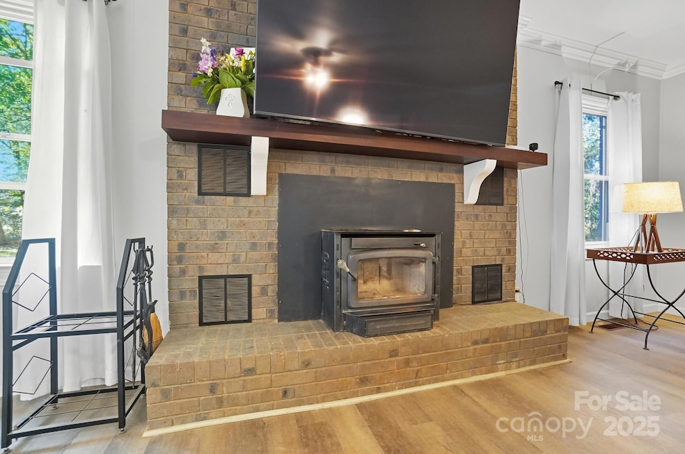 Under Contract $400,000