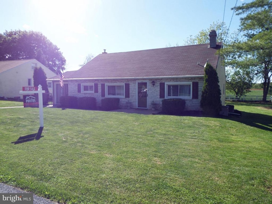 930 Mary St, Mount Joy, PA 17552 - photo 1