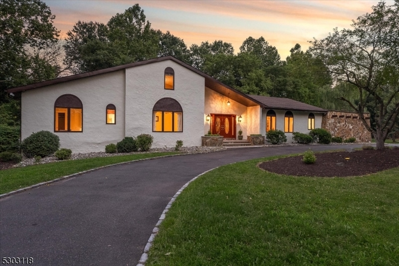 Sold $999,900 • Co-Listing Agent