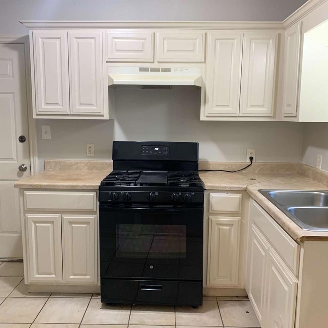 818 W Texas St unit B, Denison, TX 75020 - photo 1