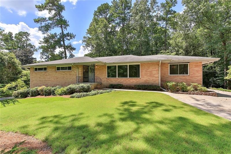 STRIKING MID-CENTURY MODERN HOME