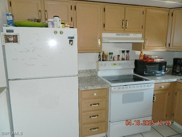 Kitchen with under cabinet range hood, tile patter