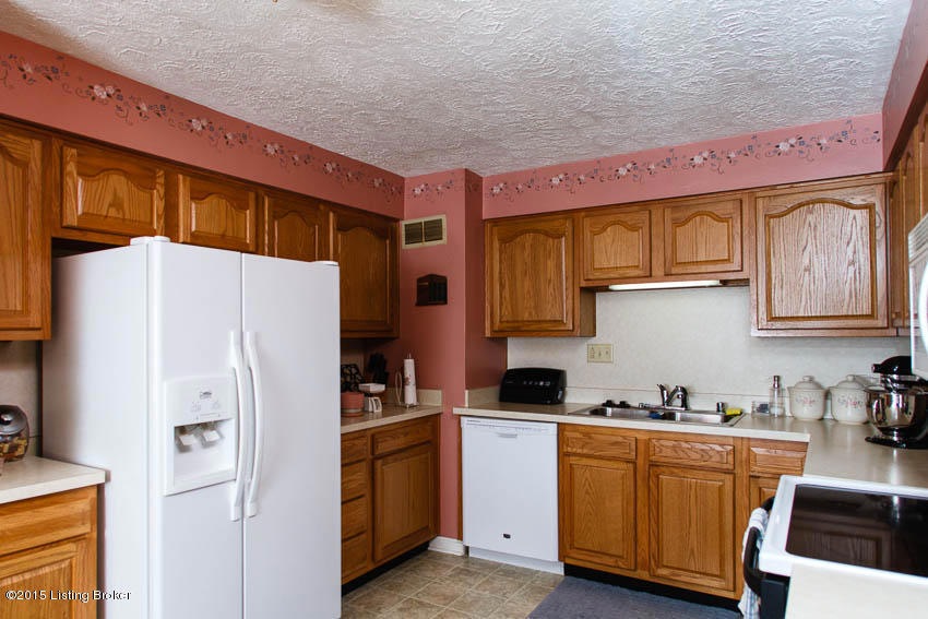 6119 Herron Ct, Louisville, KY 40229 - photo 1