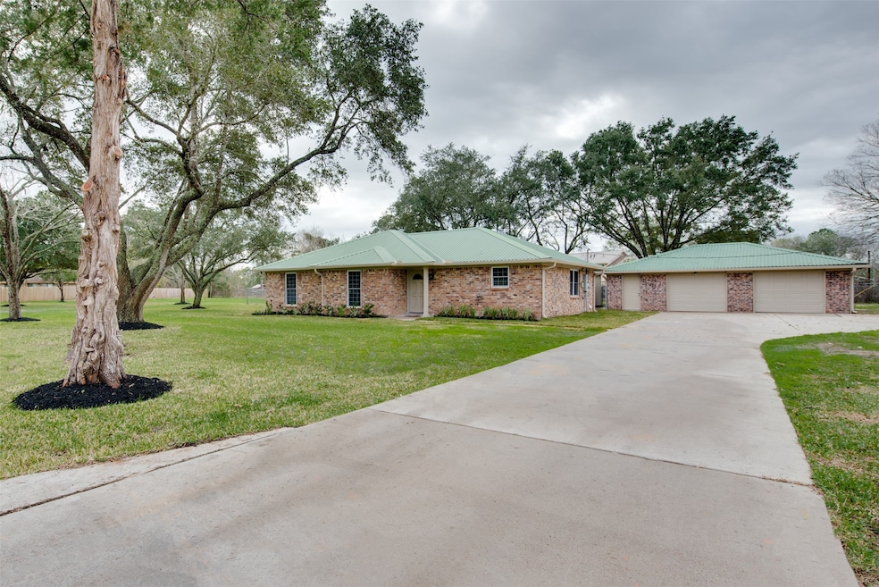 47 Boreas Dr, Alvin, TX 77511 - photo 1