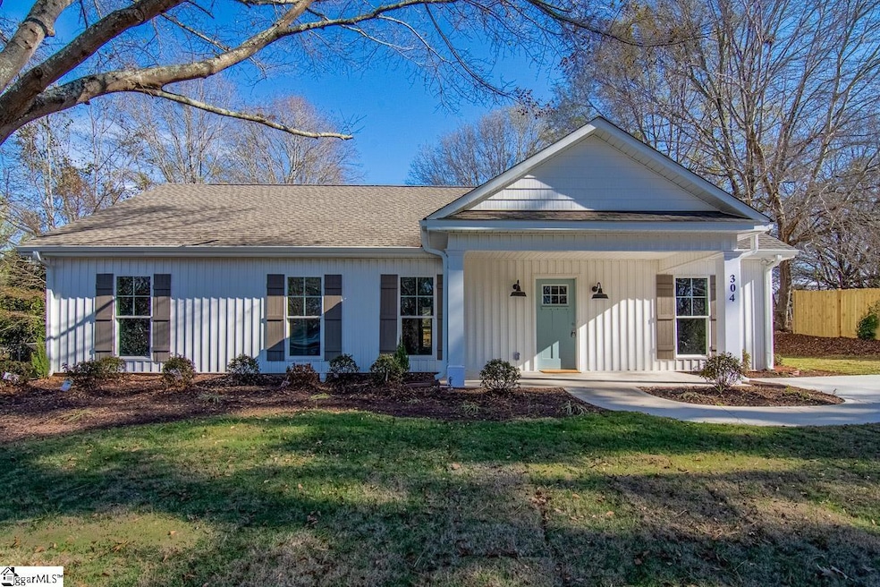 304 Lakeview Dr, Laurens, SC 29360 - photo 1