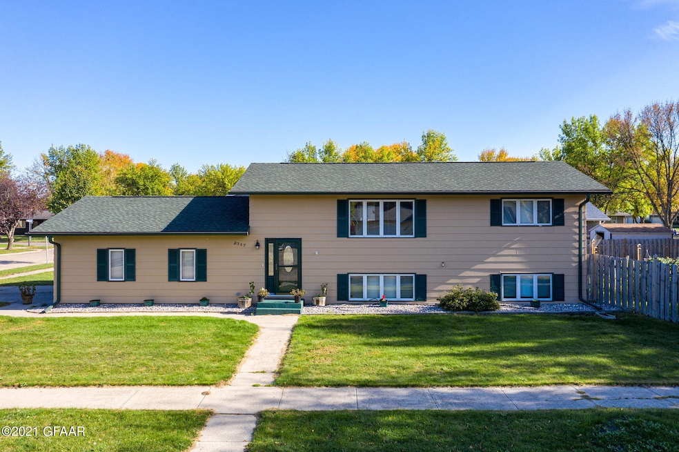 2317 W Springbrook Ct, Grand Forks, ND 58201 - photo 1