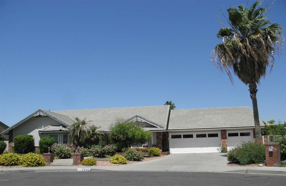 2502 E Lynwood Front