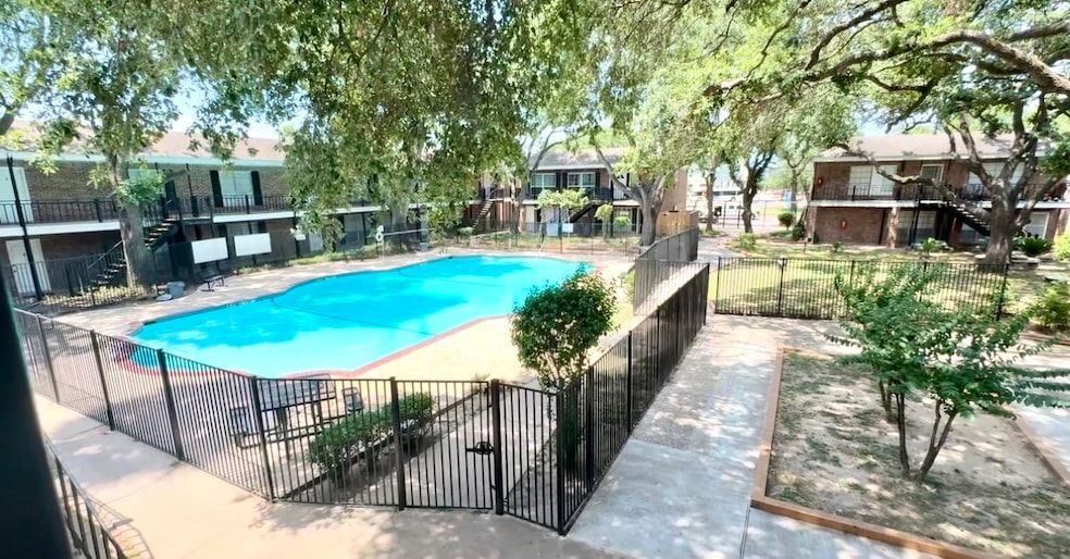 6405 Westward St unit 96, Houston, TX 77081 - photo 1