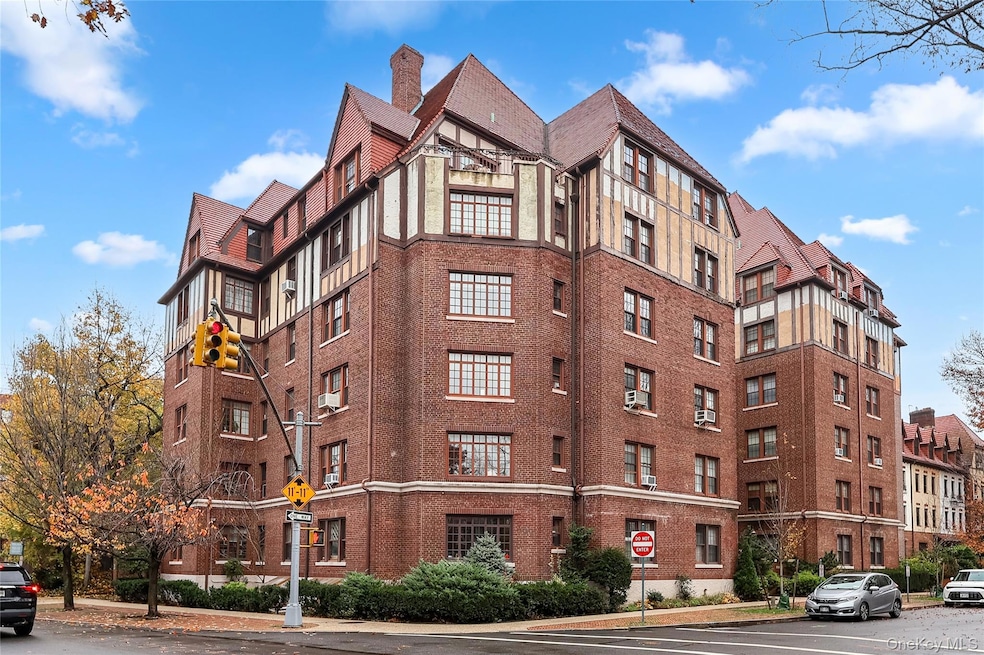 150 Burns St unit 2D, Forest Hills, NY 11375 - photo 1