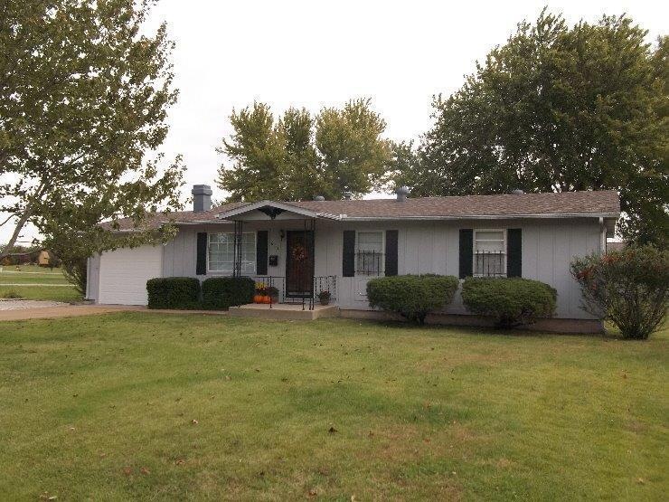 615 Leawood Dr, Parsons, KS 67357 - photo 1