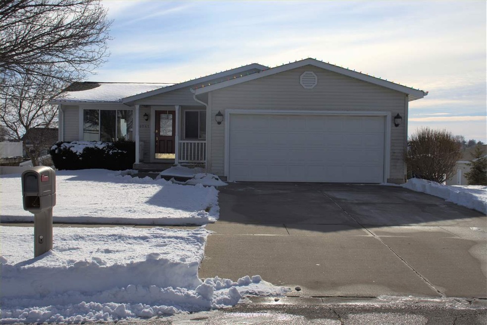 4041 Jodi Dr, Waterloo, IA 50701 - photo 1