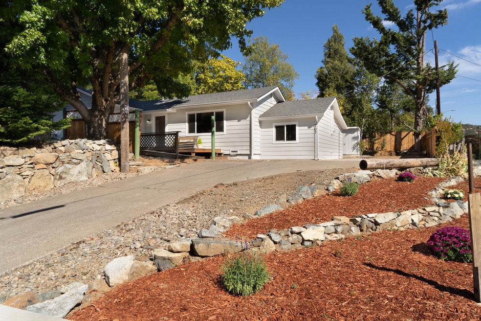 703 NE 10th St, Grants Pass, OR 97526 - photo 1