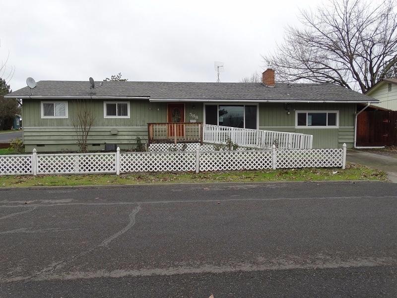 588 N 5th St, Central Point, OR 97502 - photo 1