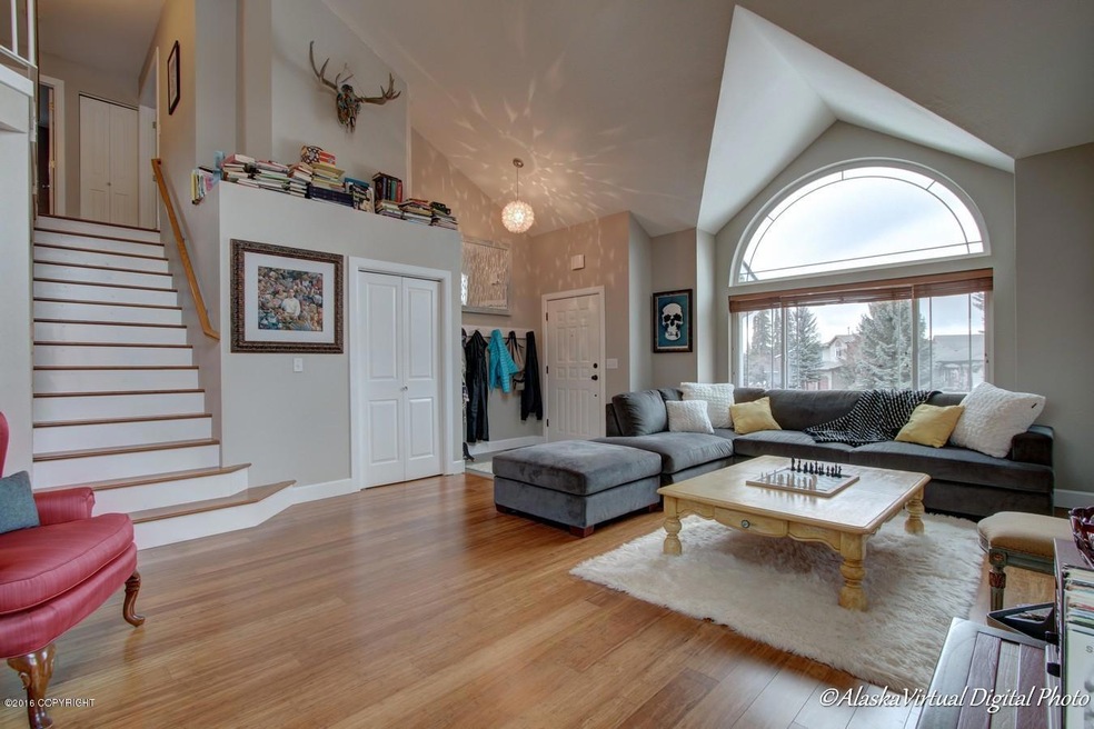 Bamboo floors, vaulted ceilings