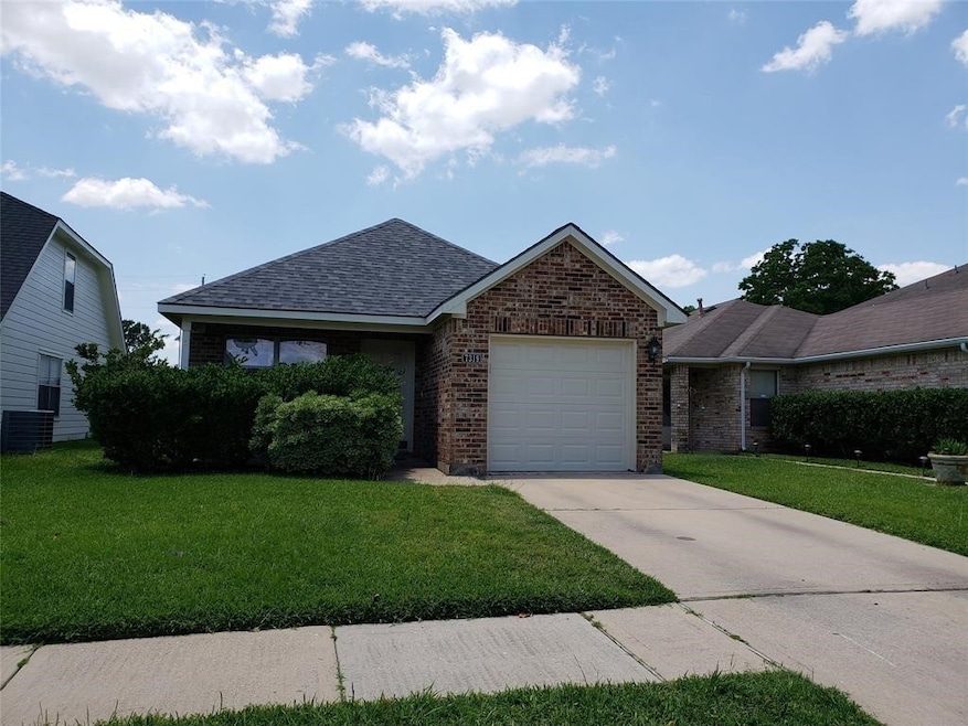 Charming Cypress: Discover this inviting single-st