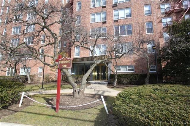 Cresthaven unit 403, Yonkers, NY 10703 - photo 1