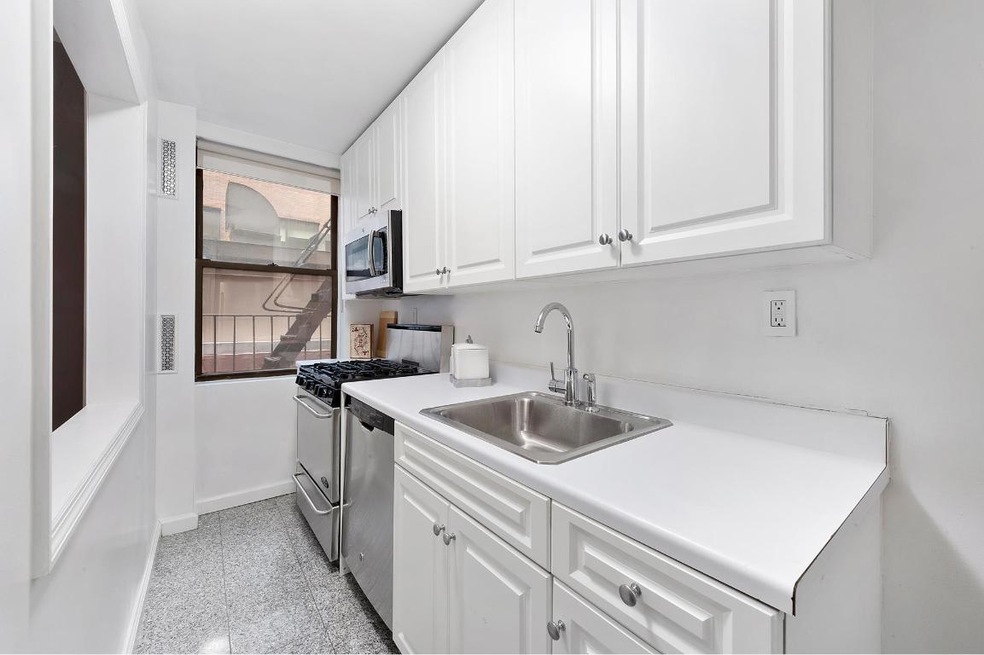 142 E 49th St unit 2D, New York, NY 10017 - photo 1