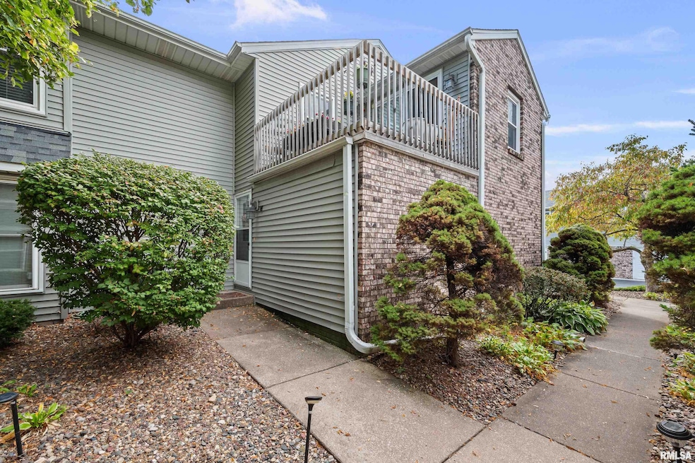 2422 E 51st St unit E, Davenport, IA 52807 - photo 1