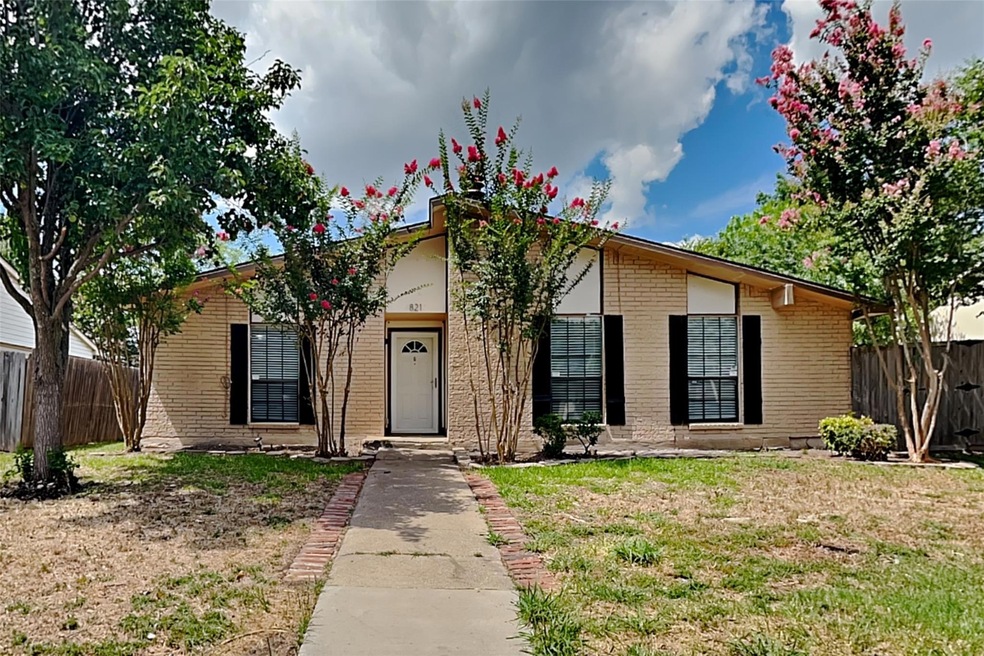 Single story home with a front yard