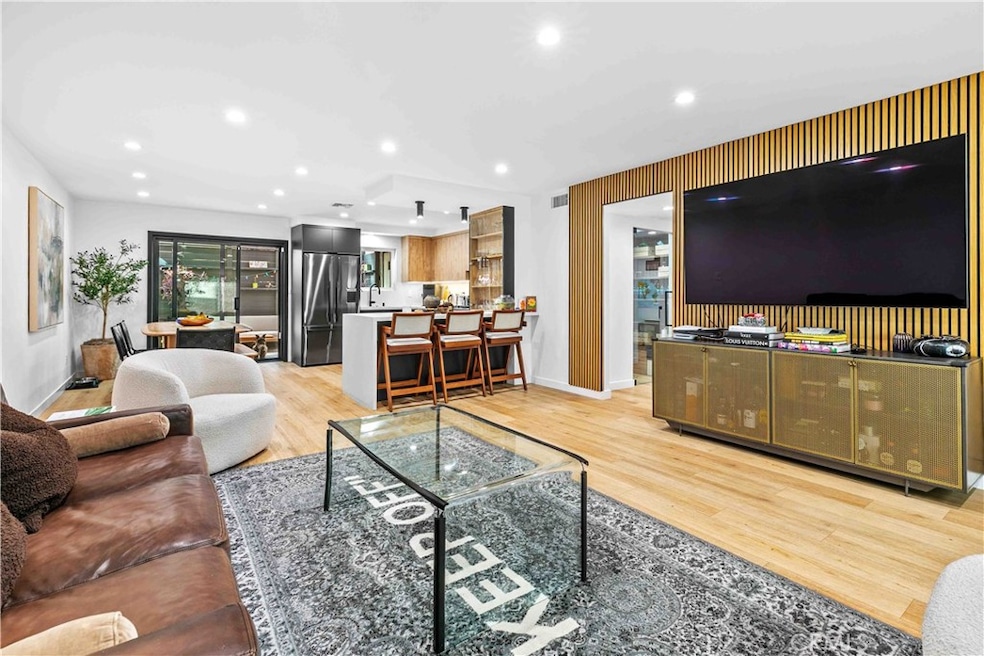 635 E Magnolia Blvd unit B, Burbank, CA 91501 - photo 1