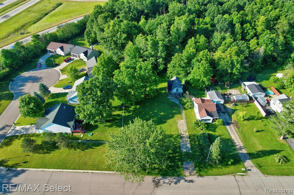 1226 Harding Dr, Flint, MI 48507 - photo 1