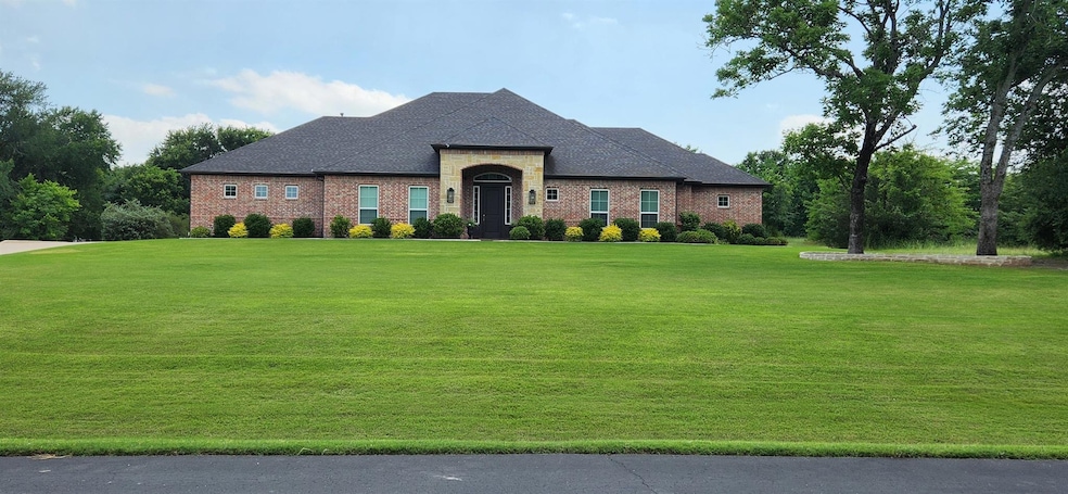View of front facade featuring a front lawn