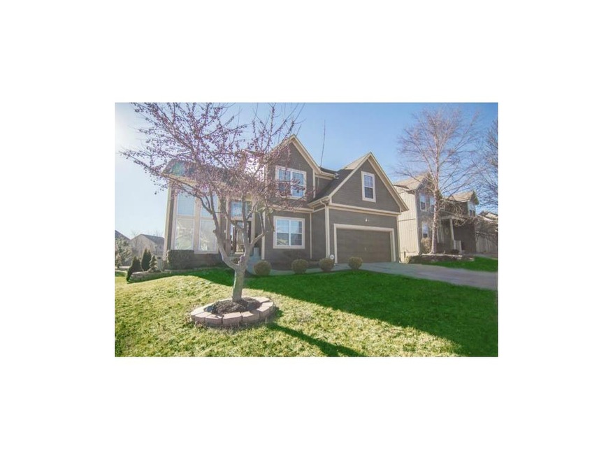 Gorgeous home with beautiful lake view in the popu