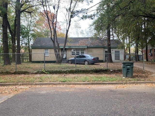 View of front facade with a fenced front yard