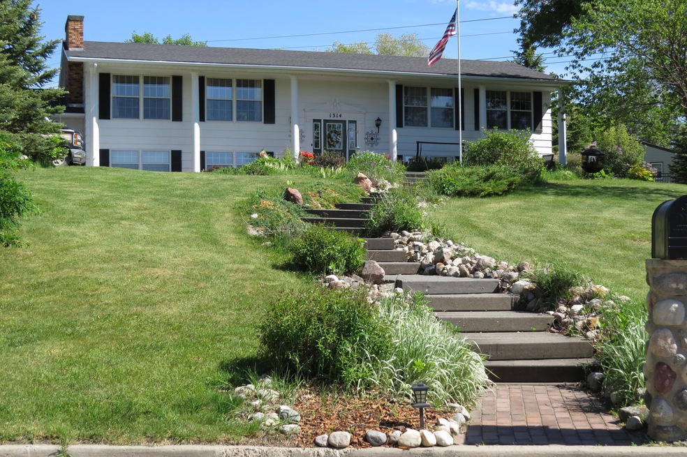 1314 Skyline Dr, Jamestown, ND 58401 - photo 1