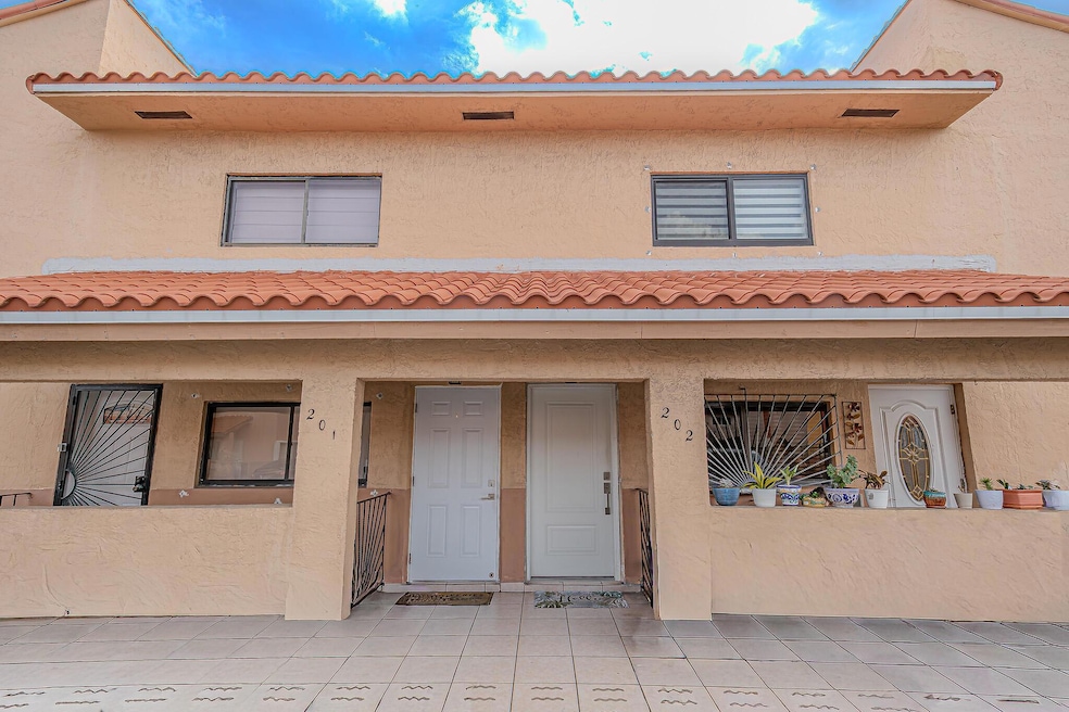 7690 W 29th Way unit 202, Hialeah, FL 33018 - photo 1