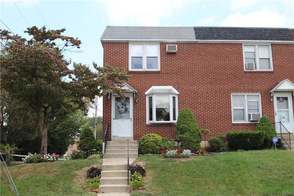 Great Curb Appeal!