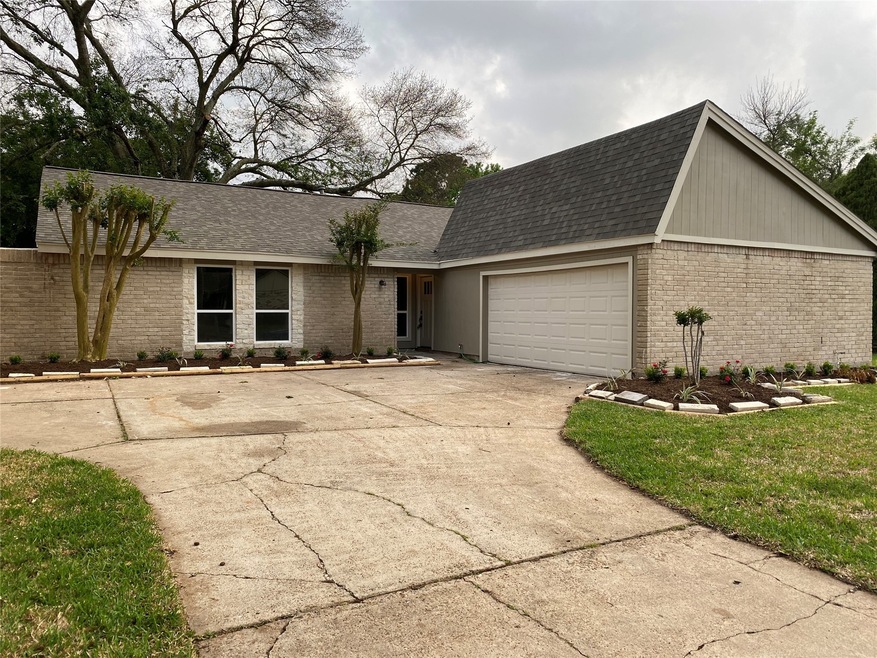 3915 Saratoga Dr, Houston, TX 77088 - photo 1