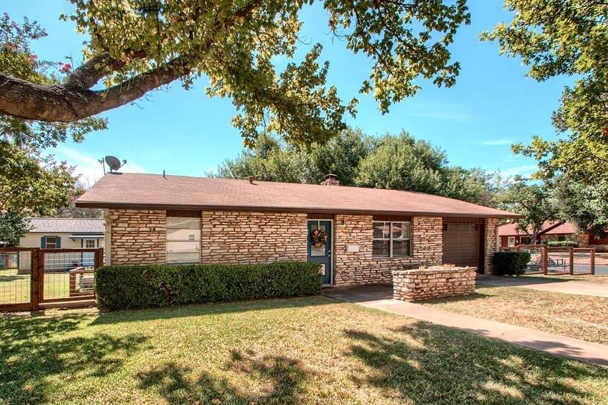 1401 N Crockett St, Fredericksburg, TX 78624 - photo 1
