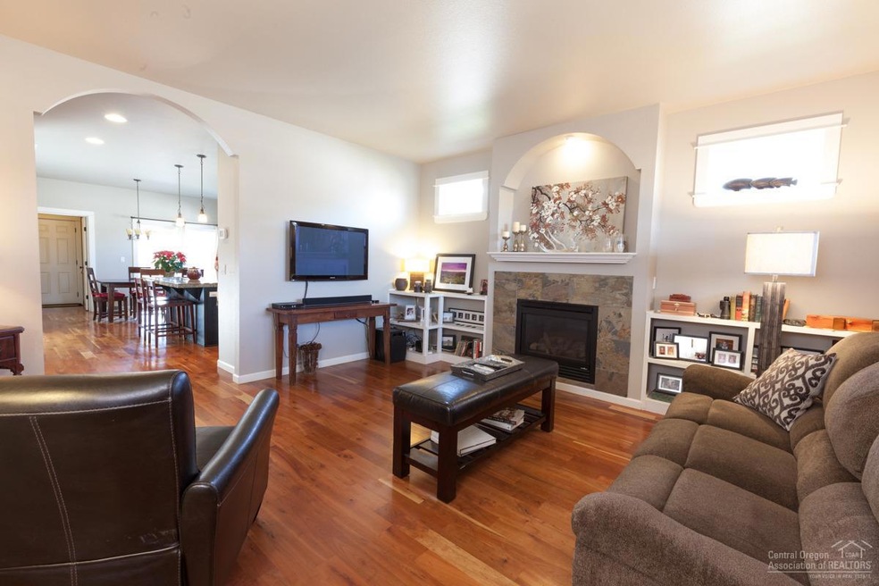 1522 NW Hemlock Ave, Redmond, OR 97756 - photo 1