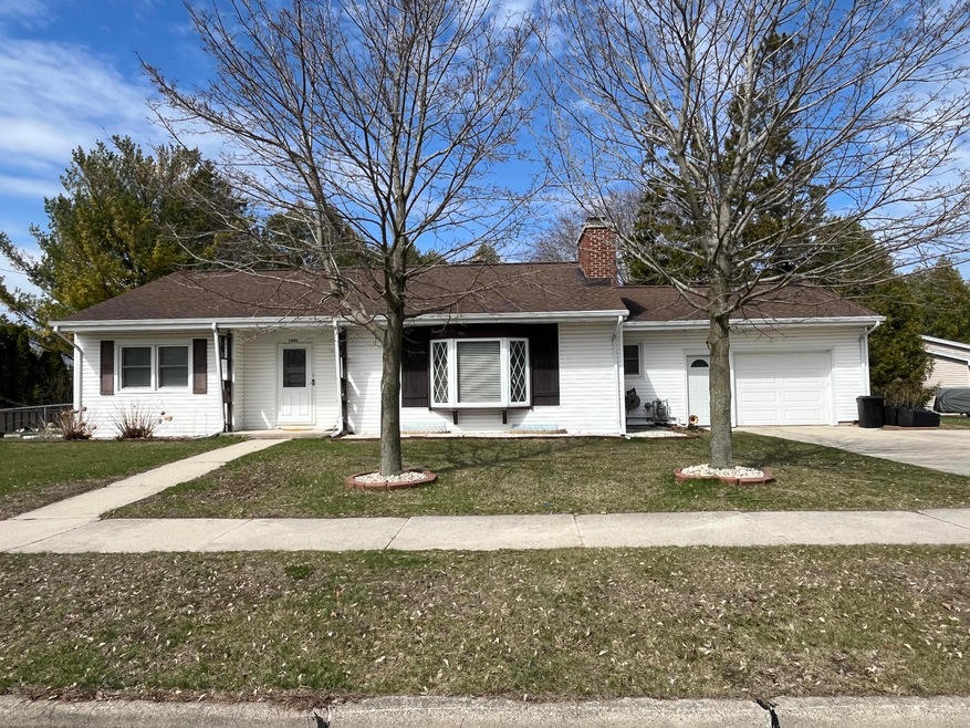 1422 N 10th St, Manitowoc, WI 54220 - photo 1