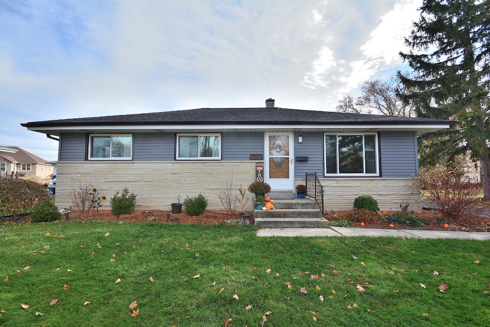 W178N8846 Queensway St, Menomonee Falls, WI 53051 - photo 1