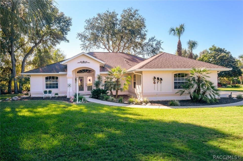 











Handsome landscaping, minimal care.