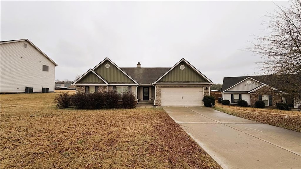 1915 Soque Cir, Jefferson, GA 30549 - photo 1