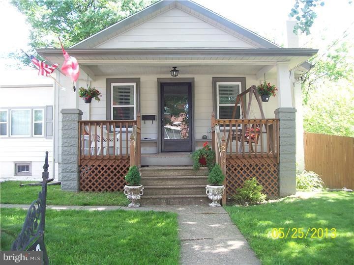 208 Edgewood Ave, Folsom, PA 19033 - photo 1