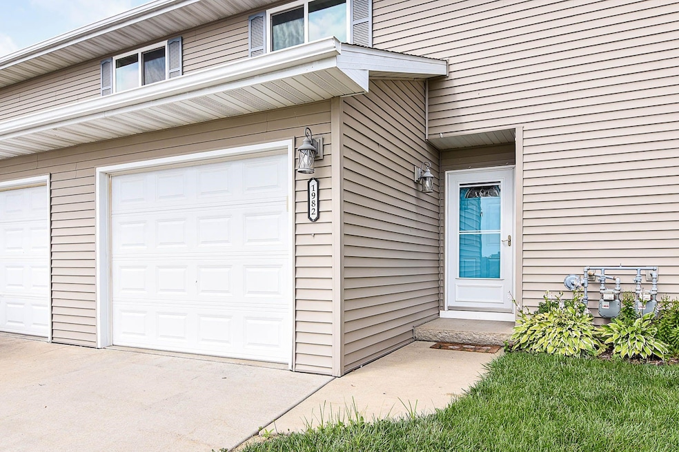 1982 Golden Eagle Dr, Dubuque, IA 52001 - photo 1